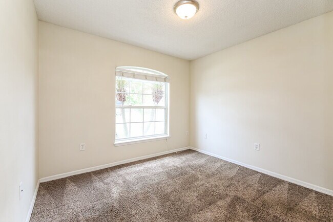 Building Photo - 12744 Ashbrook Cir W