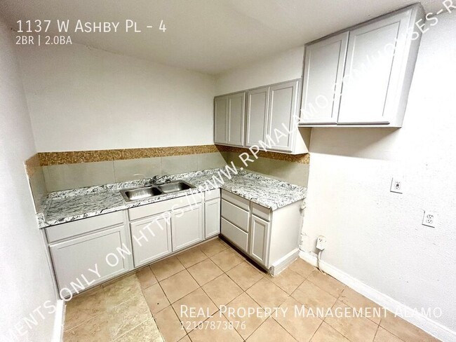 Building Photo - AVAILABLE NOW! 2 Bedroom /2 Bath Unit Avai...