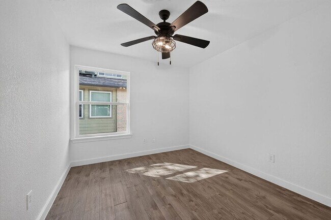 Building Photo - 2124 Burton Dr