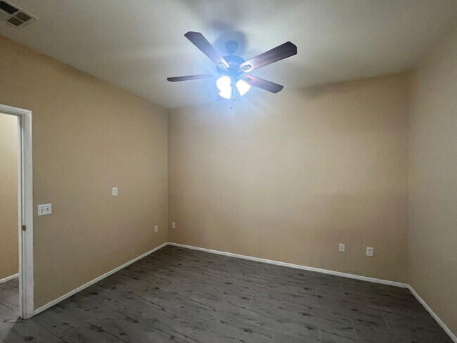 Building Photo - Beautiful Summerlin townhome, 3 bed, 2.5 bath, on 1st floor.