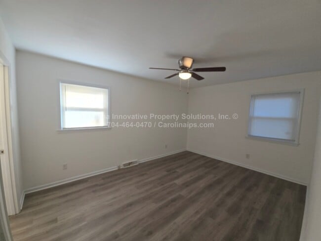 Building Photo - 1805 Falconhurst Dr