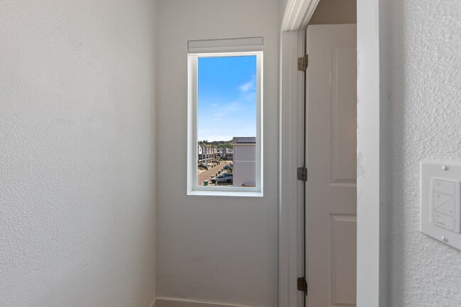 Building Photo - Charming 2-Bed with 2.5 Baths in Newberg