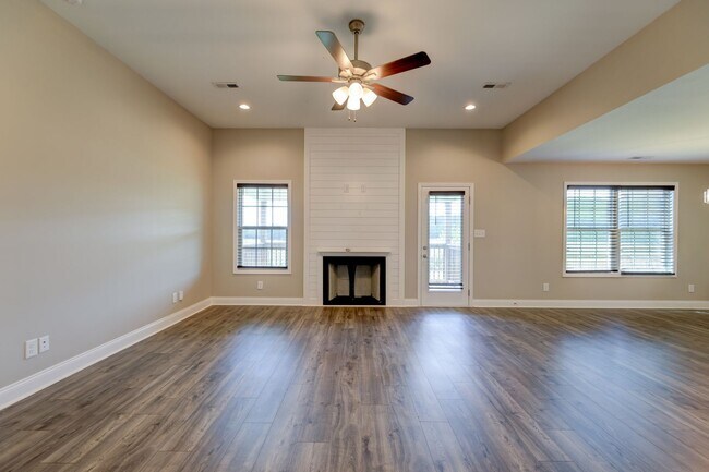 Building Photo - Sharp 3 bed 2 bath with Bonus room and nice fenced yard.