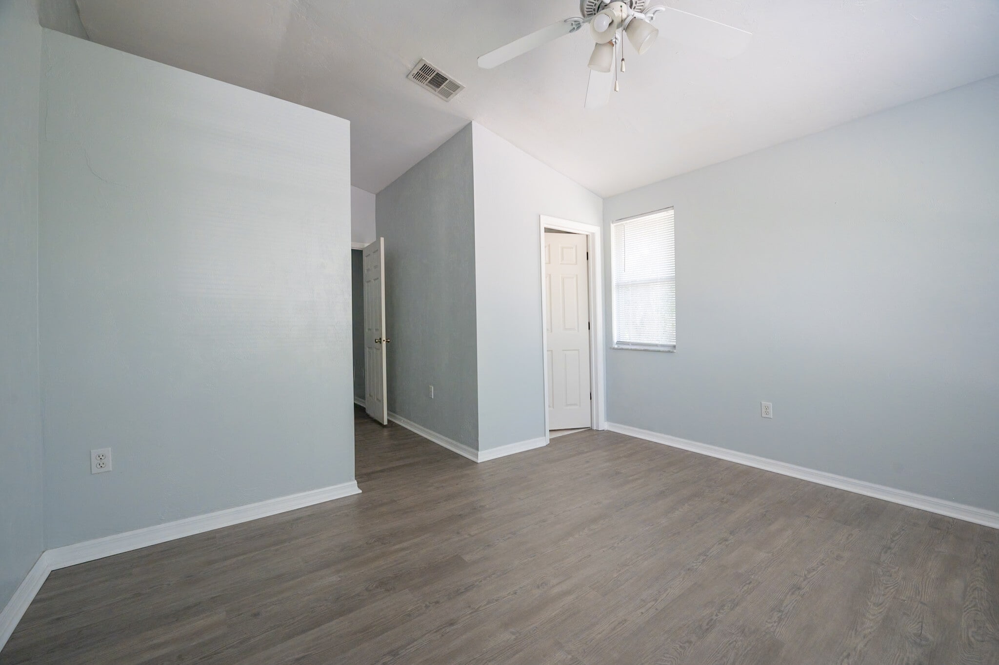 Building Photo - 3860 SW 20th Ave