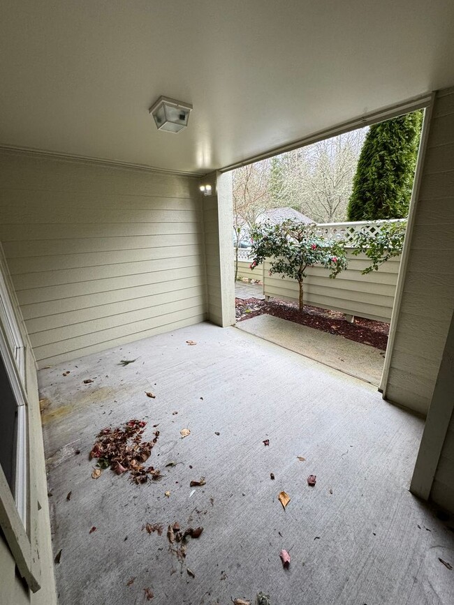 Building Photo - 2Bd/1.75Ba Issaquah Condo