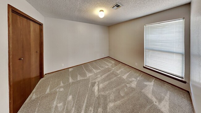 Building Photo - Spacious Townhouse 3 Bedroom 2 Bathroom with Bonus Room