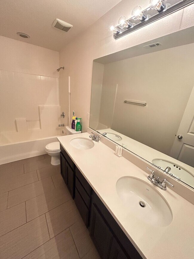 Building Photo - Beautiful Home For Rent NW Bakersfield AVAILABLE NOW!