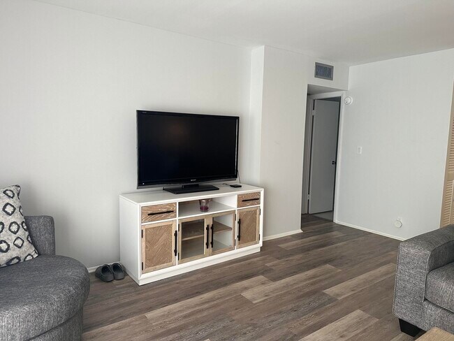 Building Photo - 405 N Ocean Blvd