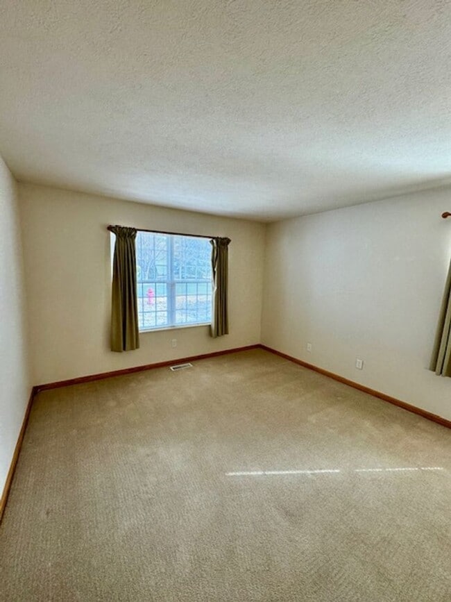 Building Photo - 2 Bedroom, 2 Bathroom Townhouse