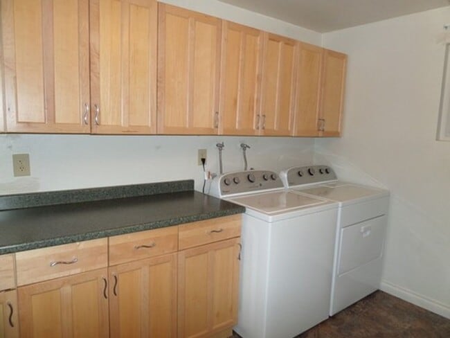 Building Photo - GREAT NEW PRICE! Gorgeous 6-Bedroom Home o...