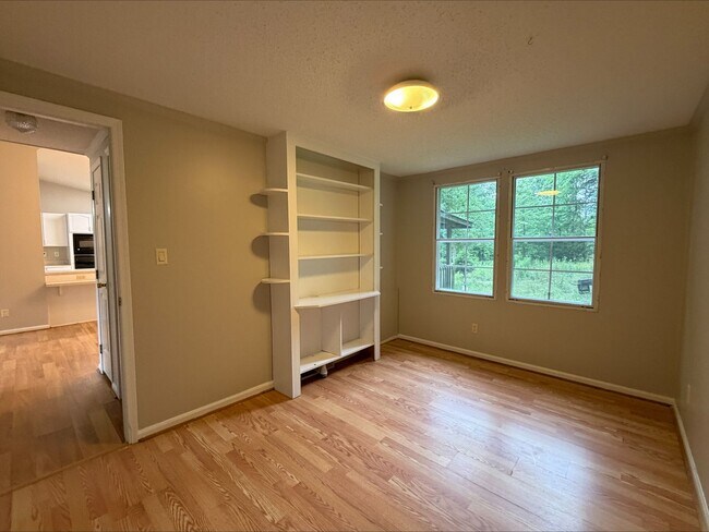 Building Photo - 3 Bed/2 Bath Home on large lot