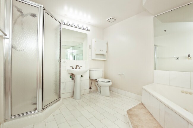 2 bath room 1 - 1211 S Eads St