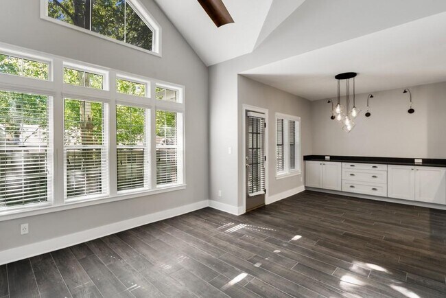 Building Photo - 240 Renaissance Pkwy NE