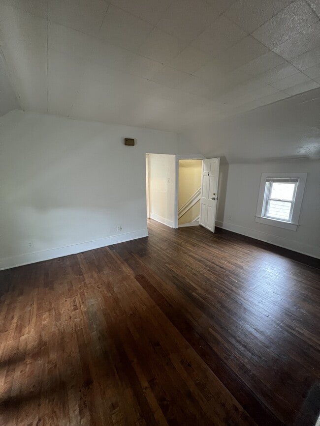 Building Photo - 336 Edmund Ave W