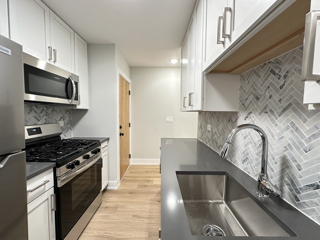 Building Photo - 531 W Aldine Ave