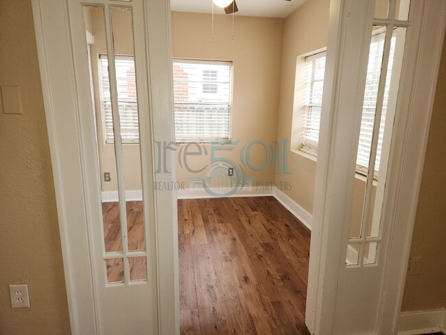 Building Photo - **Lease Pending** Addorable Newly Updated ...