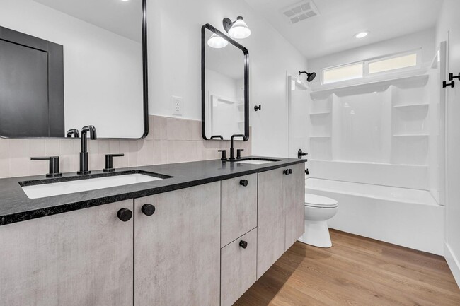 Building Photo - 6 Bedroom/4 Bath - Fully Remodeled