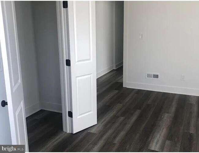 Building Photo - 2124 E Somerset St