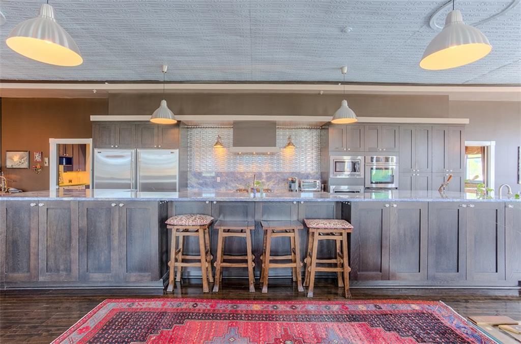 Huge Dining Center Isle - 612 Hull St