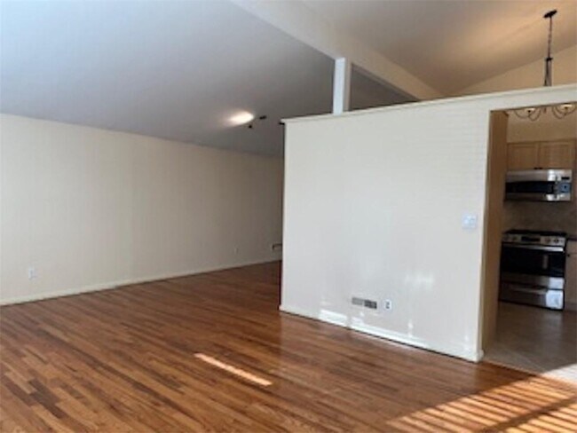 Building Photo - 423 Springvale Rd