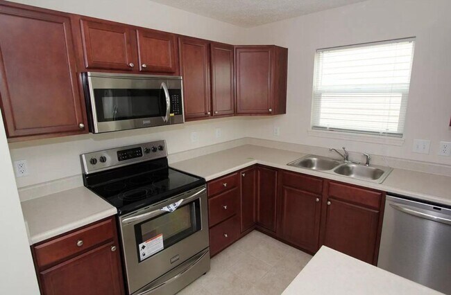 Building Photo - LINDBERG VILLAGE...3 Bedroom 2 Bath House w/ fenced backyard