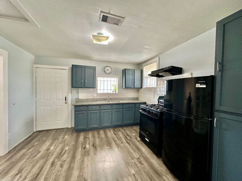 Primary Photo - 305 N Live Oak St