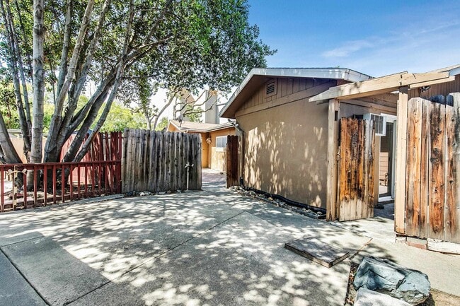 Building Photo - 1167 Holmes Ct