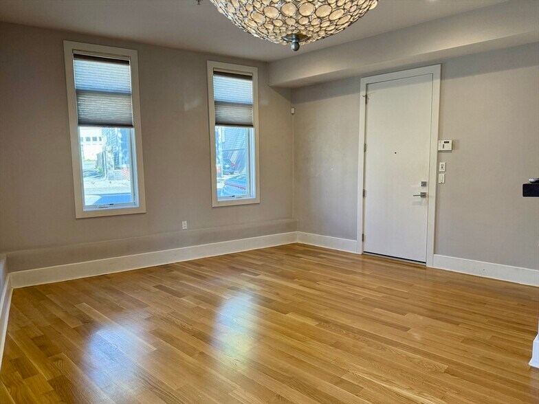 Building Photo - 5 Mohawk St