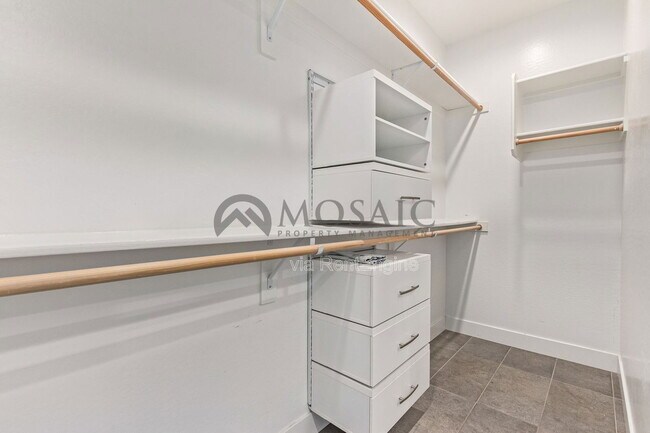 Building Photo - 5009 S 11th Pl