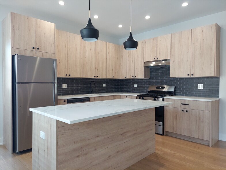 Primary Photo - 4953 N Oakley Ave