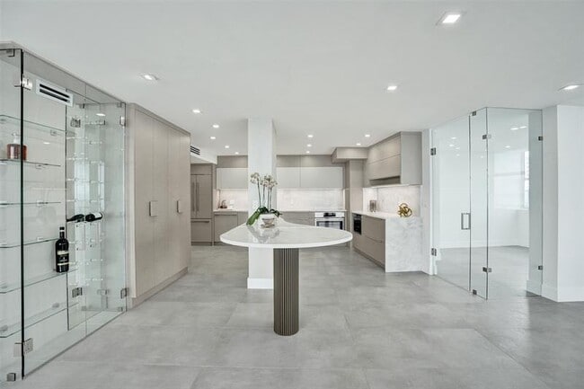 Building Photo - 209 N Fort Lauderdale Beach Blvd