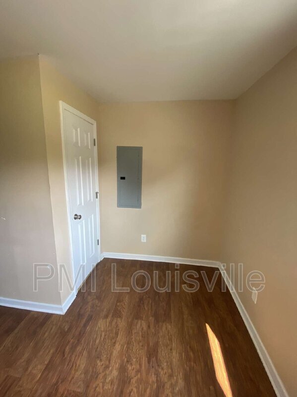 Building Photo - 1302 Main St