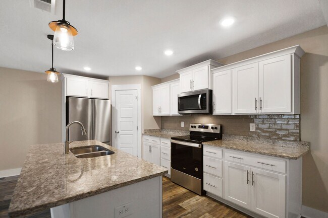 Building Photo - Pet Friendly Four Bedroom!