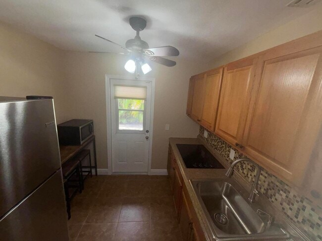 Building Photo - 1257 SE Airoso Blvd