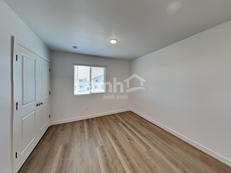 Building Photo - 9752 W Parkway Dr