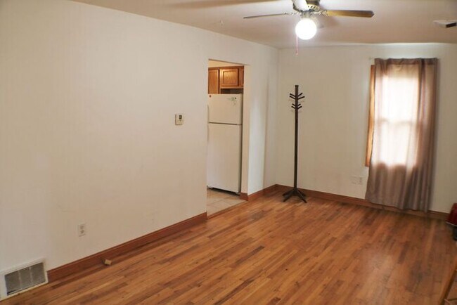 Building Photo - $1,250 | 2 Bedroom, 1 Bathroom Duplex | No...