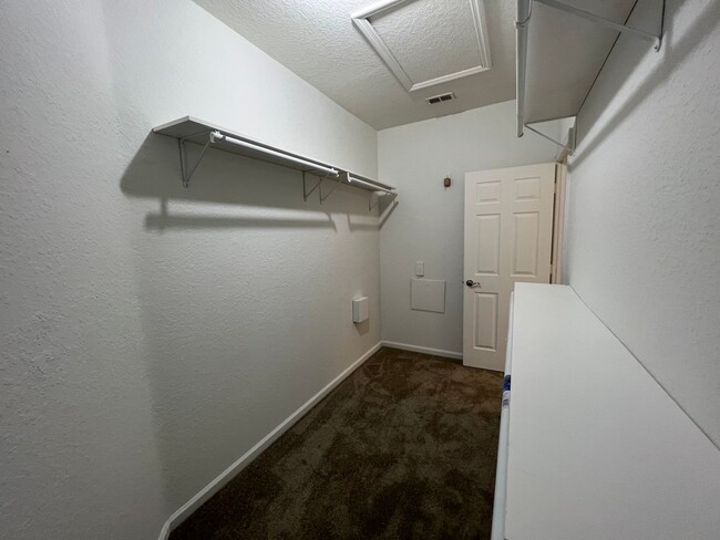 Building Photo - Beautiful 3 Bed 2 Bath with a Den Gated Co...