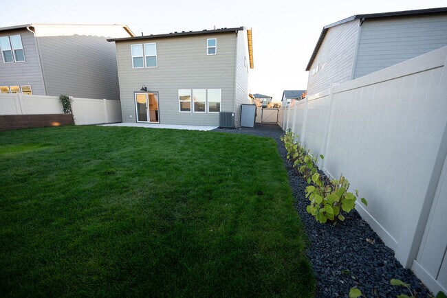 Building Photo - Meadow Loop