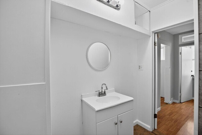 Building Photo - Narcissus