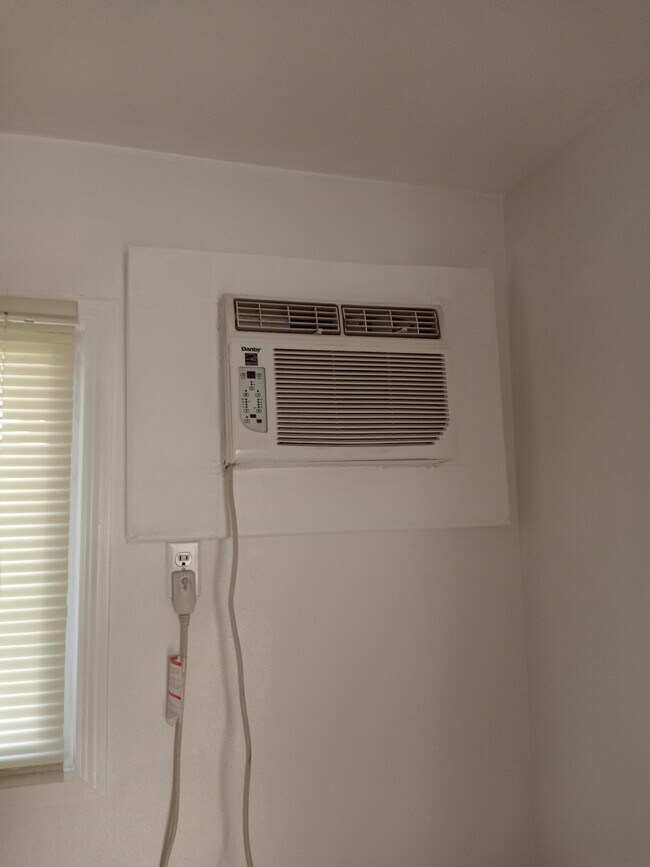 Building Photo - 117 E Poos Dr