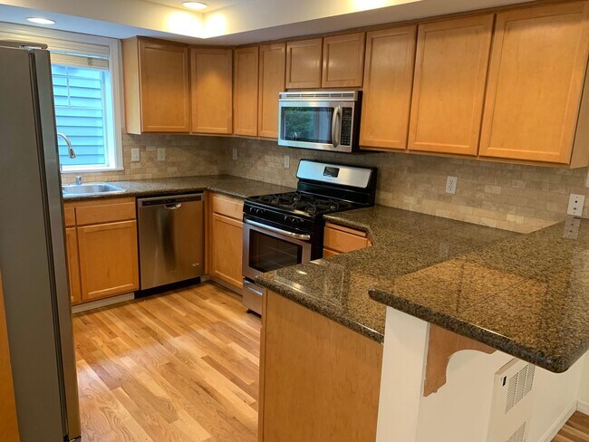 Building Photo - In the heart of Green Lake 3 bed 2.5 bath townhome for rent