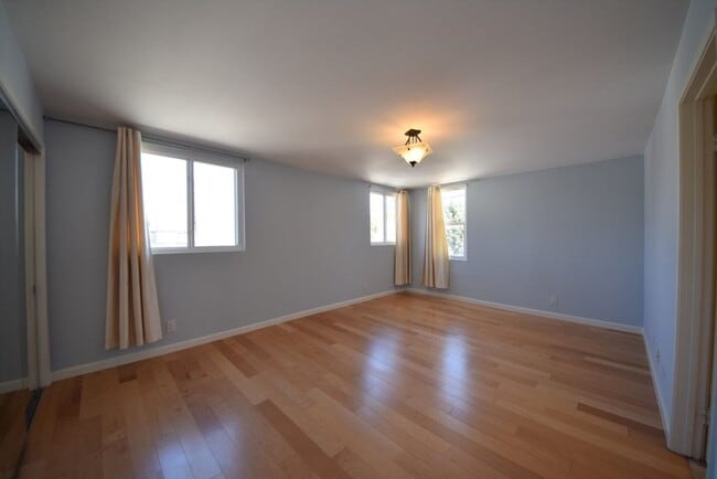 Building Photo - Call to Schedule Your Tour Today!!