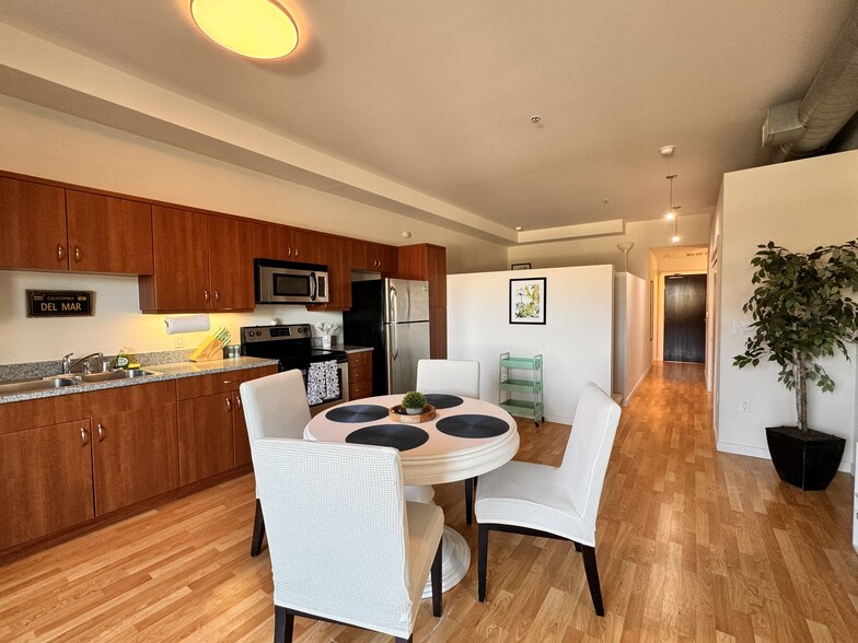 Building Photo - 889 Date St