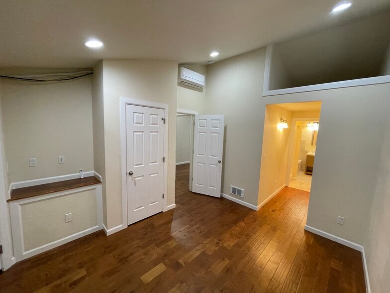 Building Photo - 5790 Roosevelt Way NE