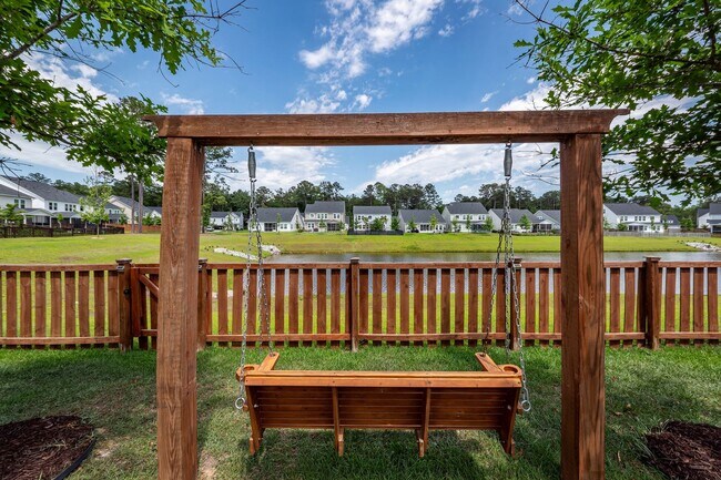 Building Photo - 6 Bedroom 4.5 Bath in Limehouse Village - Summerville