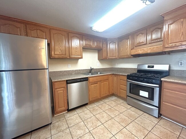 Building Photo - RIVERSIDE DR #17 CHINO 91710 (2 BED / 1.5 BATH)