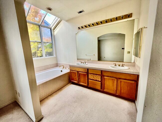 Building Photo - 809 Portman Dr