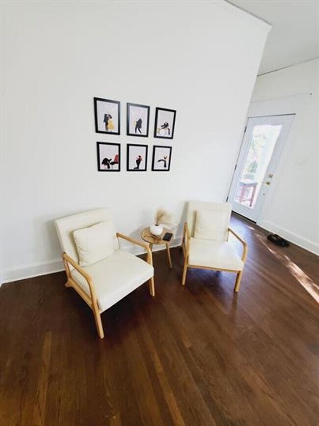 Building Photo - Beautiful Spacious 4 BD Home and 1 BD Back House with Pool!! Right Across Rhodes College, Perfect...