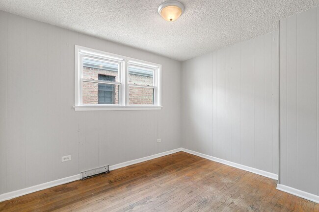 Building Photo - 7216 S Central Park Ave