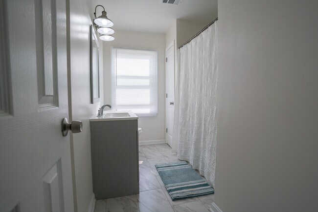 Building Photo - 411 Bromwell Dr